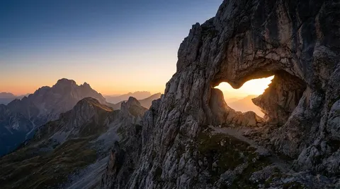 几何形洞穴入口风景