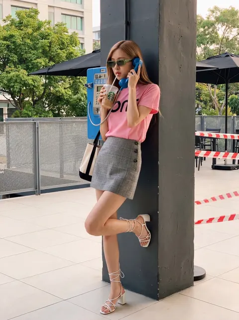 K-pop 偶像 Rosé 街头场景