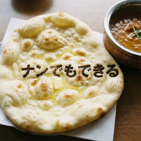 烤制文字馕饼与咖喱美食图