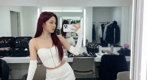 K -pop 偶像更衣室对镜自拍