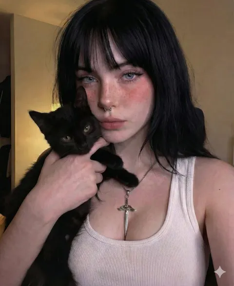 黑猫陪伴的软朋克对镜自拍