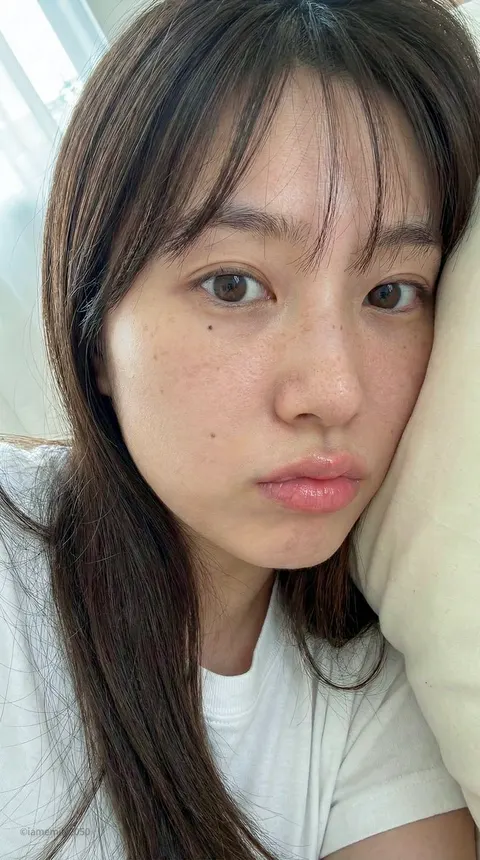 枕上沉睡女性面部特写肖像