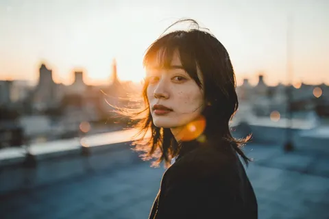 黄金时刻屋顶电影感人像摄影提示词
