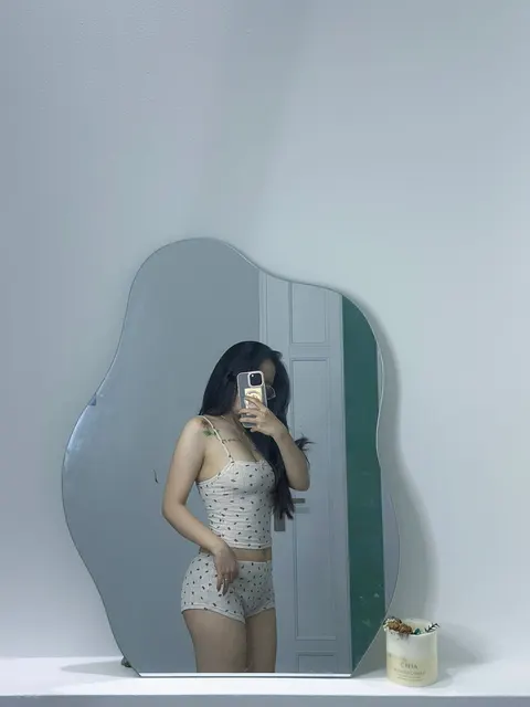 樱桃印花吊带衫对镜自拍