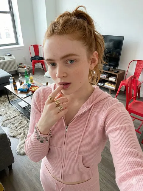 Sadie Sink 居家服自然抓拍自拍
