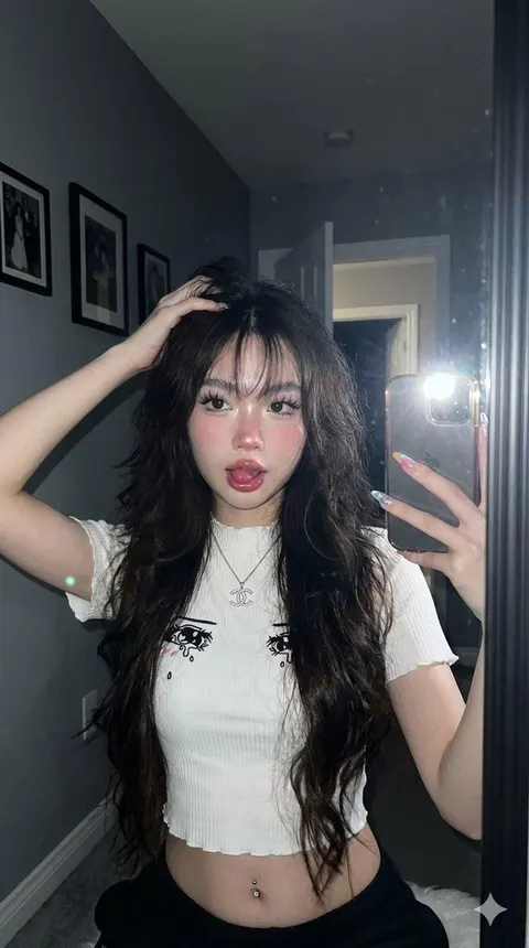 手机闪光灯亚洲女性自拍三变体