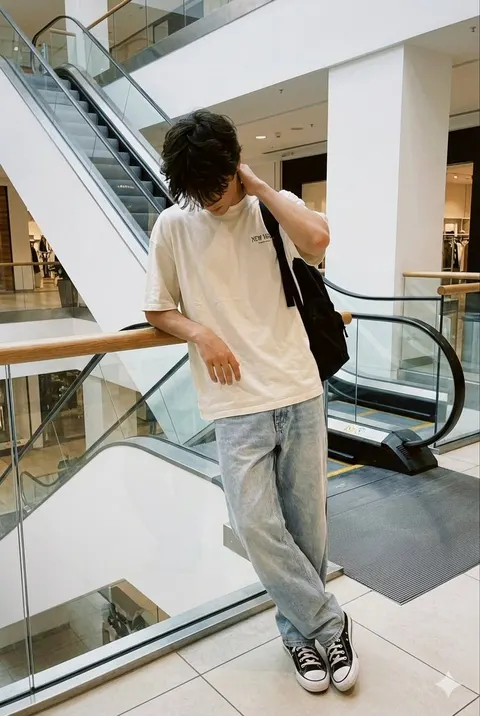 商场扶梯旁人物写实抓拍手机照