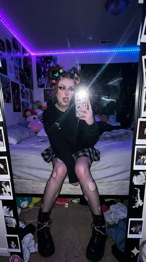 E-Girl 风格对镜自拍提示词