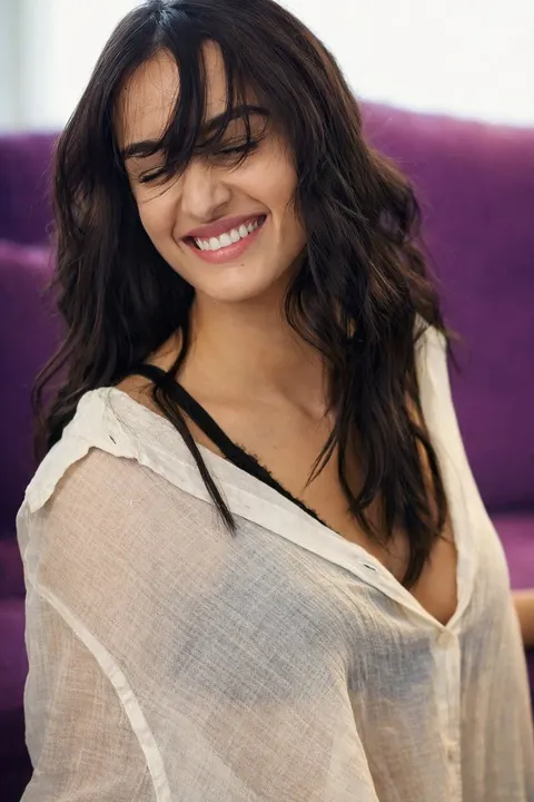 白衬衫紫色背景下的 Shraddha Kapoor 肖像