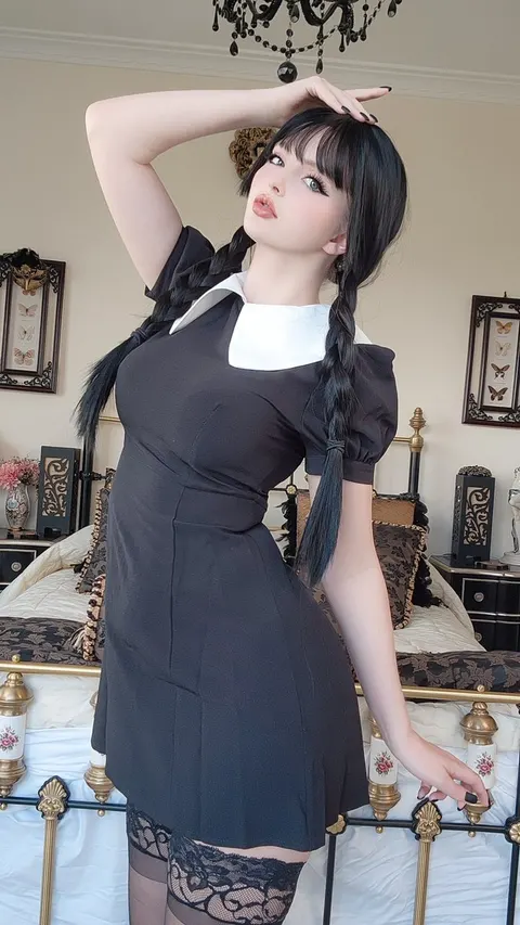 午夜哥特缪斯：黑发少女卧室肖像
