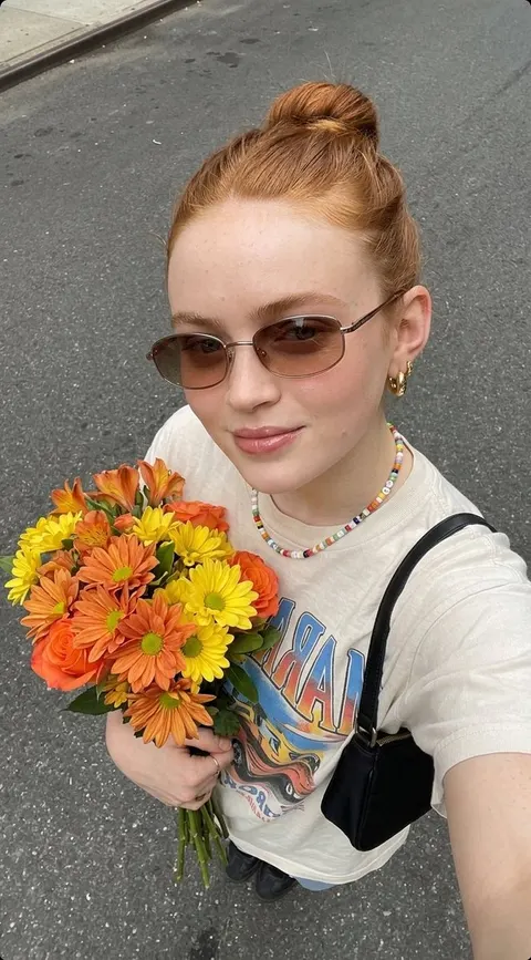 手持鲜花的超写实对镜自拍