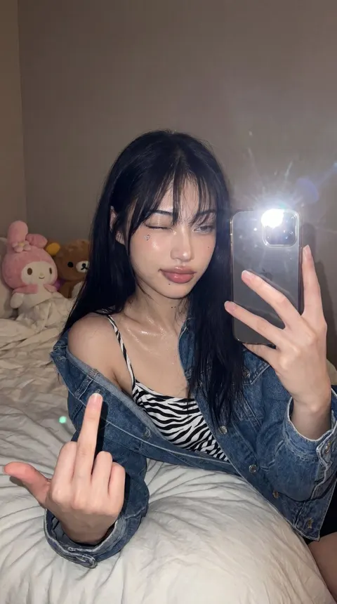 床上对镜自拍