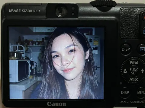 复古数码相机屏幕中的年轻女性特写