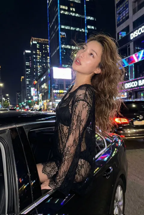 夜景豪车窗边蕾丝裙时尚大片
