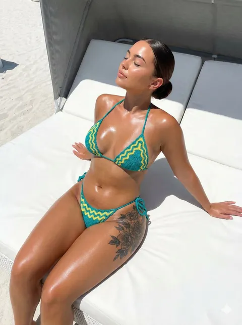 强光海滩：性感女性躺卧姿态摄影