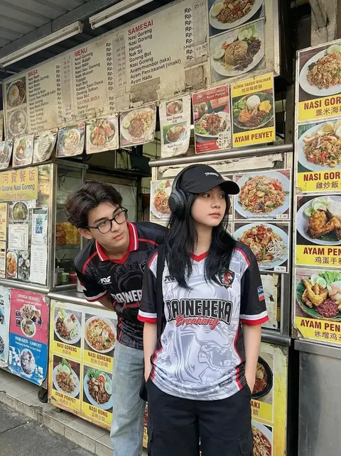 东南亚美食摊前的年轻路人抓拍