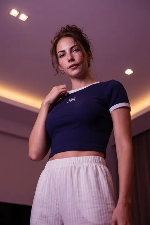昏暗房间中女性仰拍风格肖像