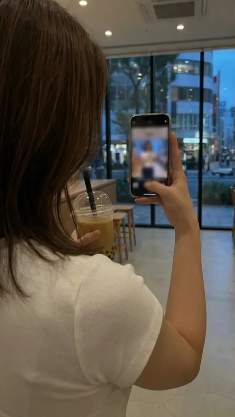 对镜自拍生成：暗示不当情境