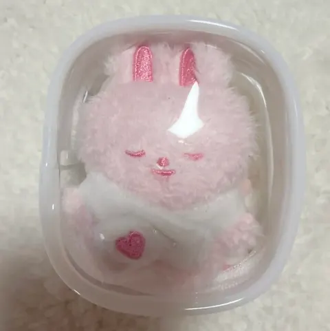 微距草莓兔子可爱插画提示词