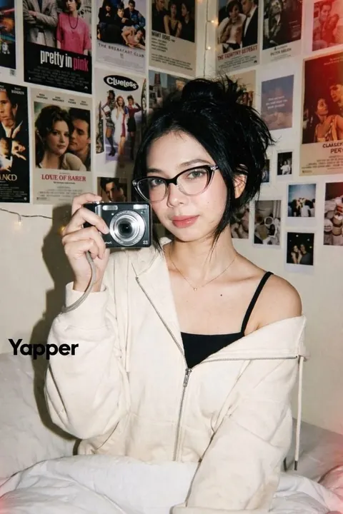 Y2K 风格年轻女性对镜自拍肖像