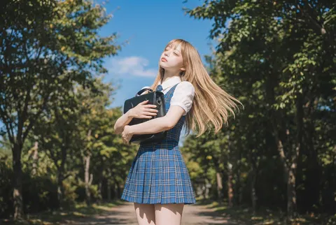 金发女孩漫步林荫道视频场景提示词