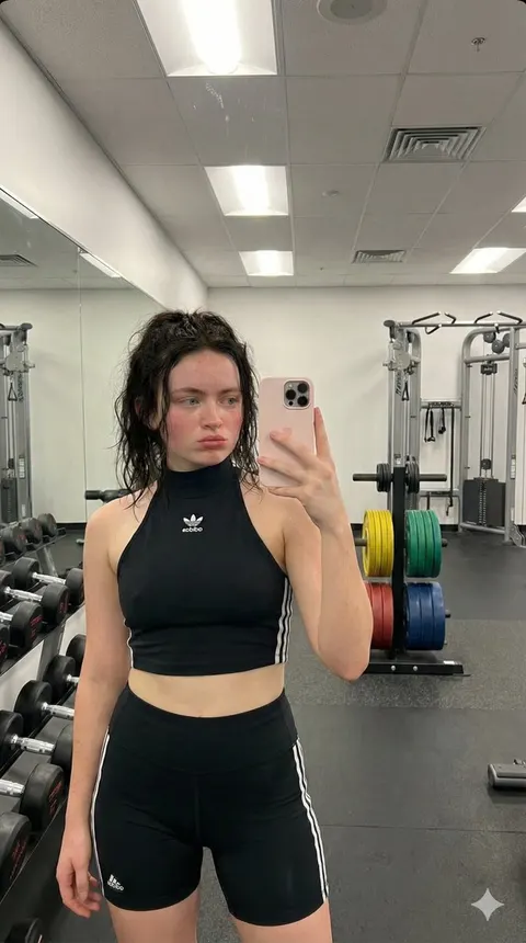 Sadie Sink 风格健身对镜自拍